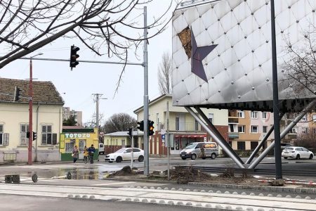 Lemezeket szakított le az Emlékpont homlokzatáról az erős szél