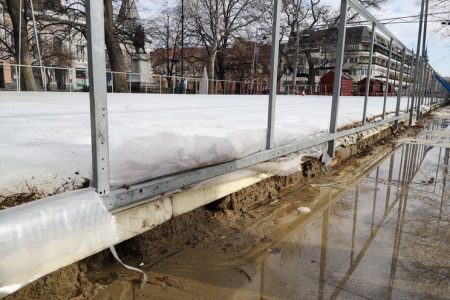Bontják a jégpályát, leszedik a díszeket