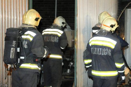 Tűzoltók segítségével jutott ki a lakásból az idős asszonyt