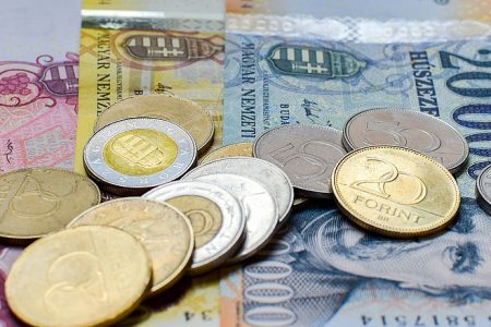 Mélyponton a forint árfolyama