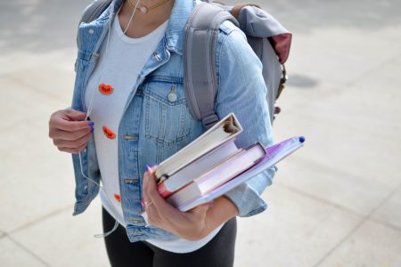Ösztöndíjjal segíti az egyetem a járvány miatt bajba jutott diákjait