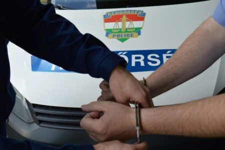 Idős, látássérült embert rabolt ki