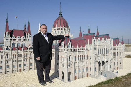 Vádat emeltek a mórahalmi makettpark ügyében