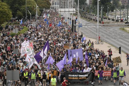 Orbán irodájáig vonultak az Index mellett kiálló tüntetők