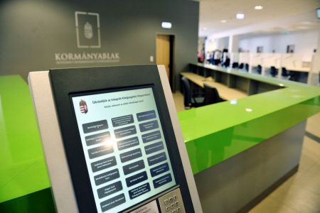 Miniszterelnökség: továbbra sem szükséges a lejáró okmányok miatt kormányablakba menni