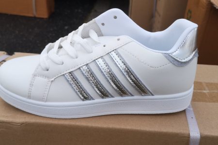 Négy csíkos Adidas is volt a rakomány között