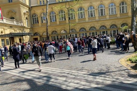 Pénteki oltási kampány: kígyózó sorok, összeomló informatika