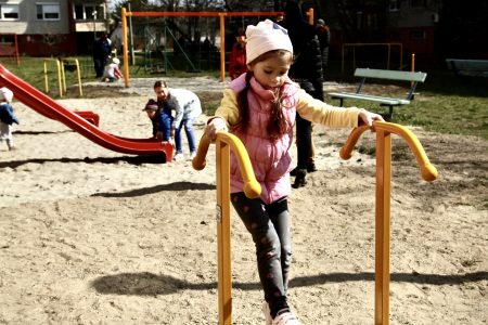 Játszóvárat és eszközöket venne a város