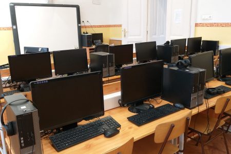 Megújult informatikateremmel készülnek a nyitásra a Liszt Ferenc iskolában