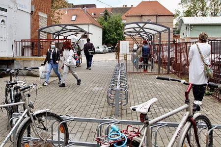 Haladékot kaptak az iskolák a diákok oltásával kapcsolatos felmérésre