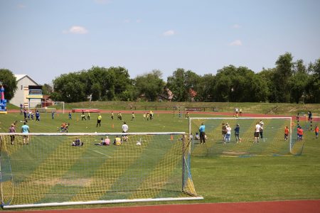 Sokan kimentek a stadionba a Hatvani József emlékére rendezett programokra