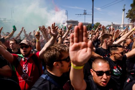 Már ezrek vonulnak a Hősök teréről a Puskás Arénába