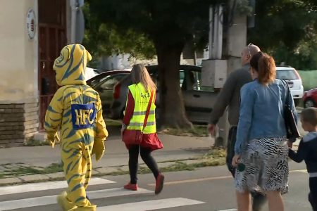 A héten is a biztonságos úttesten átkelést tanulhatták a kisgyermekek