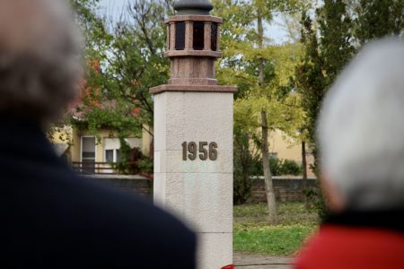 Képgaléria – Tekintsék meg a mai zászlófelvonáson és az 1956-os megemlékezésen készített képeinket