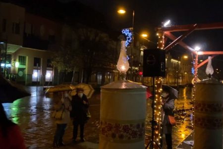 Ég az első gyertya a város koszorúján