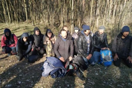 Tizenegy határsértőt kaptak el Öttömösnél