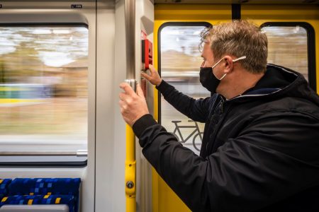 Utas húzta be a vészféket a tram-trainen
