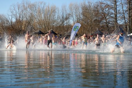 Közel százan fürödtek a Balatonban szilveszter napján