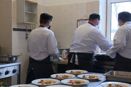 Vásárhelyi betyárok: alacsonyabb árból próbálnak finom ételeket kihozni – március végén országos döntőben mérettetik meg magukat
