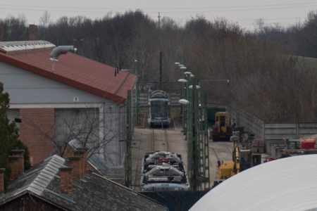 Balszerencse: ezúttal a Szegedi Közlekedési Társaság villamosremízének udvarán történt baleset egy tram-trainnel