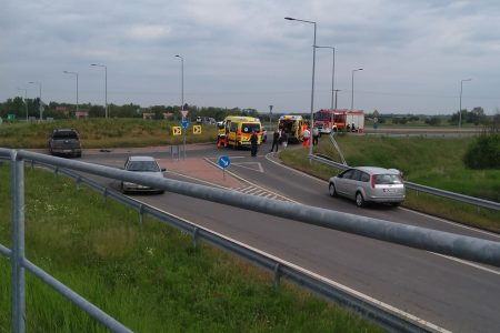 Árokba csúszott az egyik autó – baleset a mártélyi úti körforgalomnál