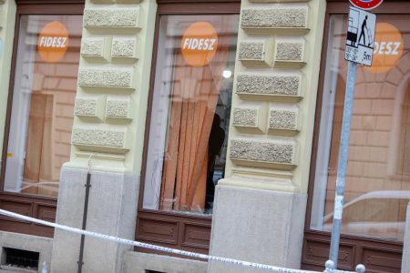 Fidesz iroda elleni támadás: a kormánypárt helyi szervezete Gyurcsányozott meg Lenin-fiúkozott egyet