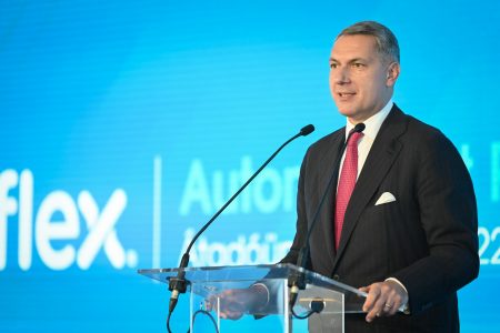 Lázár János és minisztertársai fizetését is 33 százalékkal, 2,6 millió forintra emelte a kormányfő