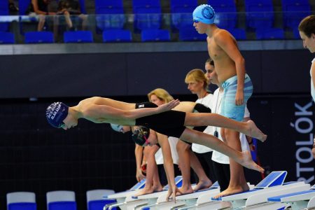 Szabó Marcell vezérletével 22 aranyat nyertek a NICS-HSÚVC versenyzői a cápa úszók országos bajnokságán