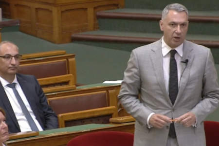 Lázár János nem szavazott a kata módosításáról