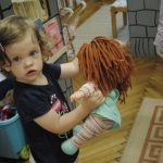 babázó klub kislány