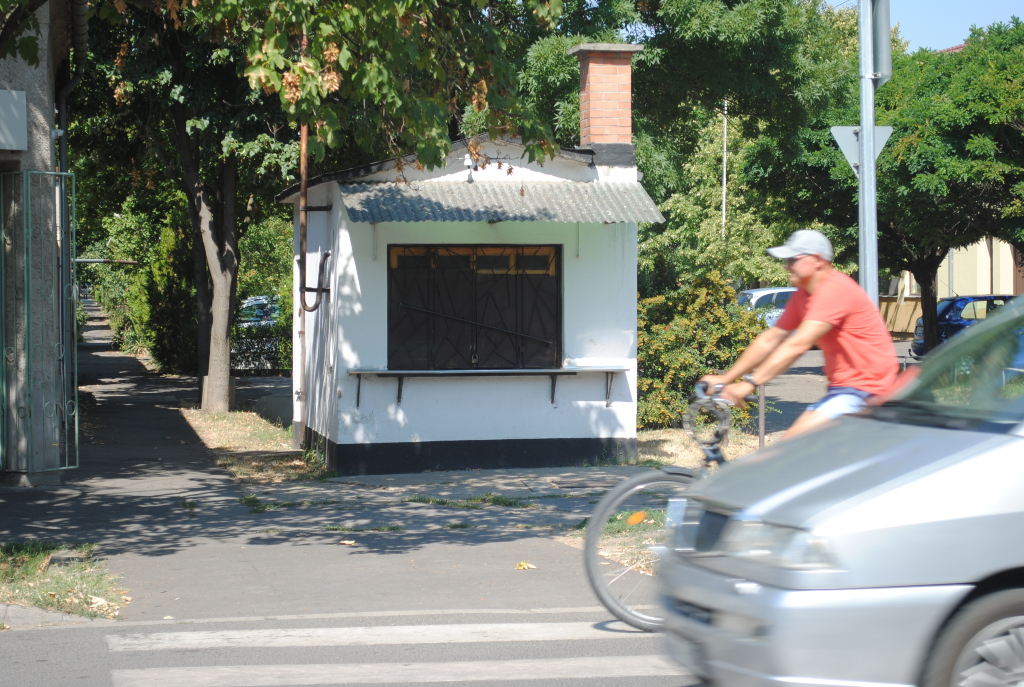 Balesetveszélyes volt a mögötte húzódó kerékpárút miatt és ma már nem lehetett volna hasznosítani sem.