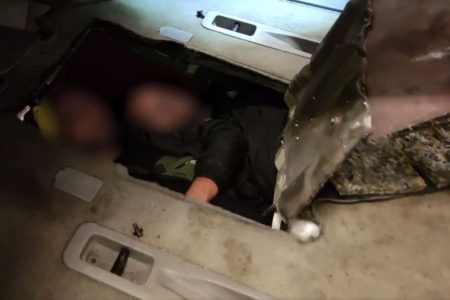 Ketten bújtak meg az autó alvázában bújtak meg – videó
