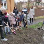 faültetés a református óvodánál (12)