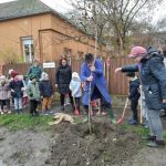 faültetés a református óvodánál (14)