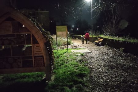 Nappali fényt árasztanak a trükkös lámpák a Rotary sétányon – videóval