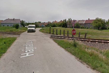 Vonattal ütközött egy személyautó