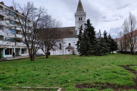Zöldebb és klímabarát lesz a Sarokház előtti tér