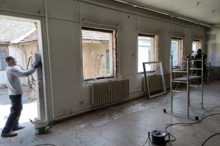 Ajtót és ablakokat cserélnek a könyvtár olvasótermében
