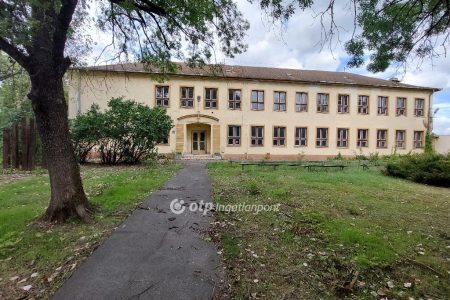 Eladó egy szentesi iskola 150 millióért