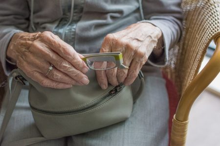 Örökzöld: 18,5 milliót vittek el az unokázós csalók egy idős férfitől