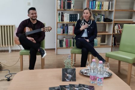 Gitáros, aki nagyapja temetésén is zenélt