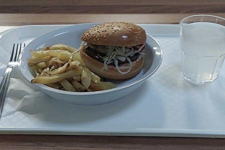 Ma hamburger volt a menü a menzán