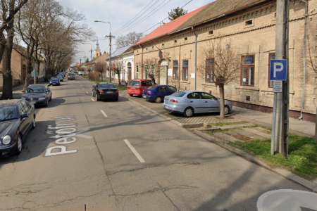Csütörtök délelőtt félpályán halad a forgalom a Petőfi út 27. előtt