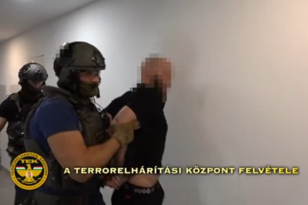 Tömeggyilkosságra készült egy norvég férfi Budapesten – videóval