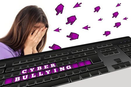 Az internetes zaklatás az egyik legnagyobb veszély a fiatalokra