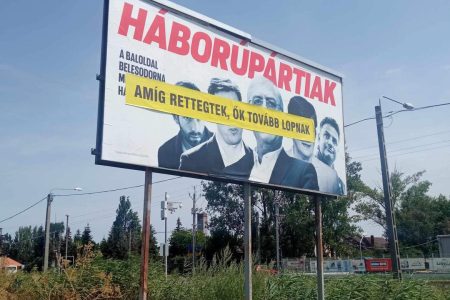 Aktivisták ragasztották át csütörtök délelőtt a CÖF-ös plakátokat
