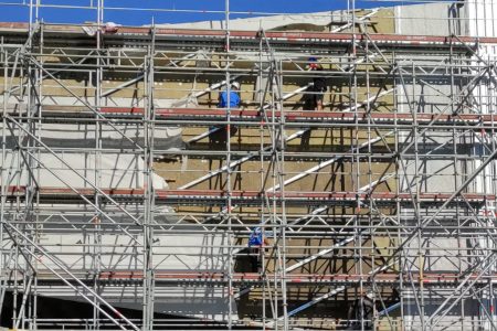 Alumíniumborítás tartja majd a csillogó takarólapokat az Emlékponton