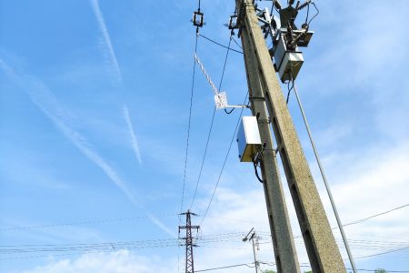 Titokzatos antenna lassítja az autósok iramát a Jókai utcán