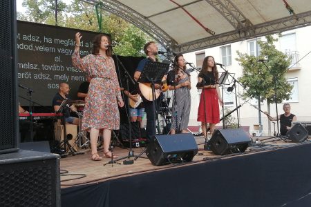Négy együttes próbálta tegnap Isten elé vinni a várost