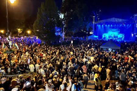 Elképesztő tömeg a péntek esti koncerten